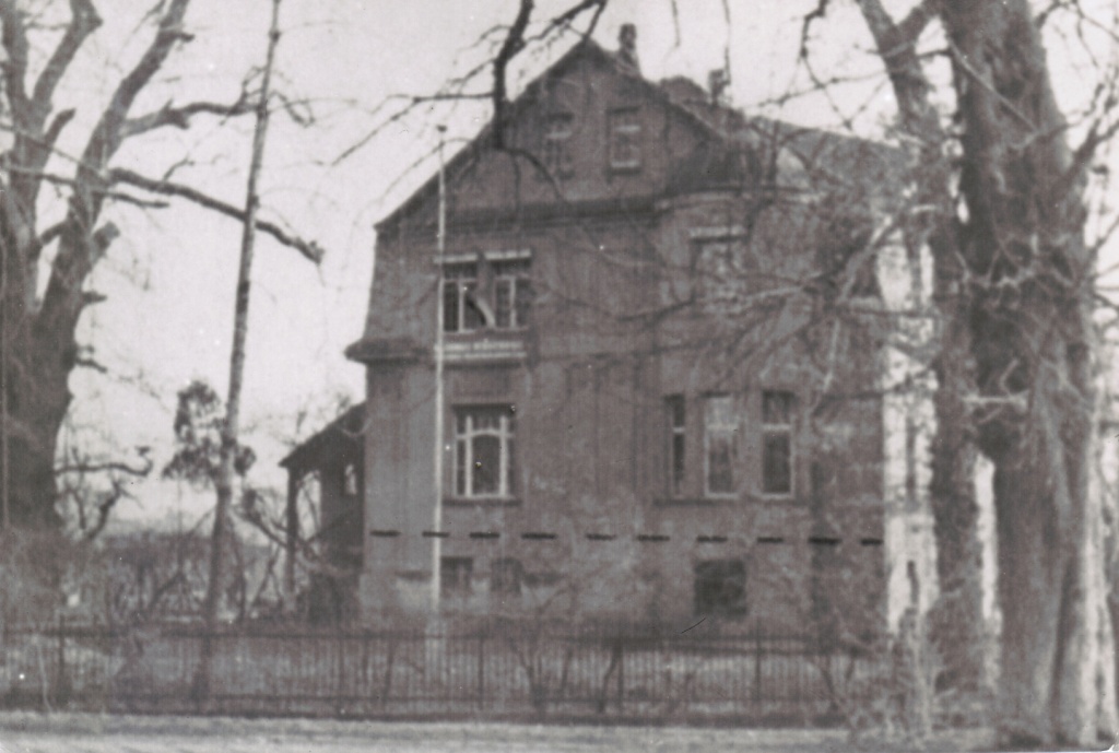 117 - Studio Gera von 1952 bis 1960, punktierte Linie zeigt den Hochwasserstand vom Juli 1954 an.jpg