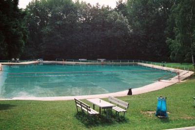 Schwimmbad im Rittergut Roschütz 1992.jpg
