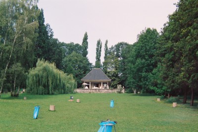 Liegewiese und Teehaus im Rittergut Roschütz 1992.jpg