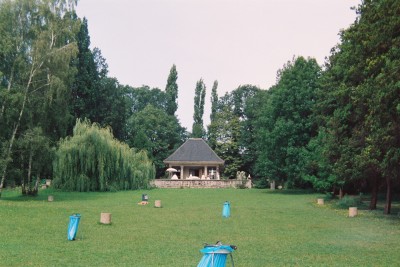 Liegewiese und Teehaus im Rittergut Roschütz 1992.jpg