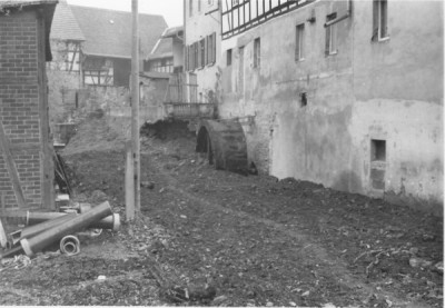 an der Mühle wird der alte Bach zugeschüttet.jpg